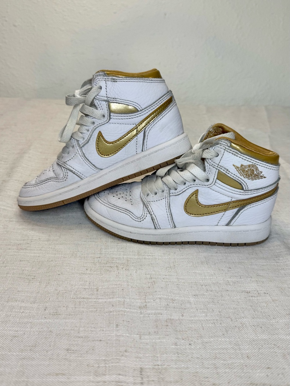 Nike Kids Jordan 1 Retro High OG PS White and Gold Sneakers 11C